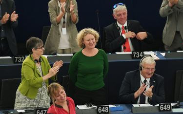 Owacje dla Judith Sargentini (z prawej) za raport o Węgrzech