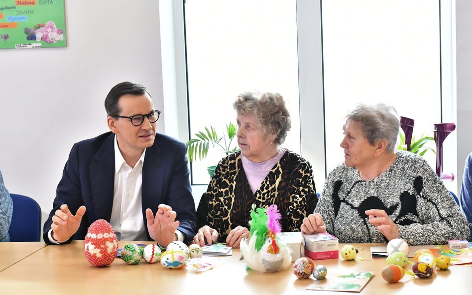 Premier Mateusz Morawiecki (L) podczas wizyty w Klubie Seniora w Gryfowie Śląskim