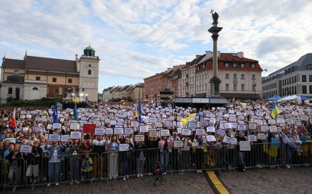 Zgromadzeni w Warszawie odśpiewali hymny Ukrainy i Polski