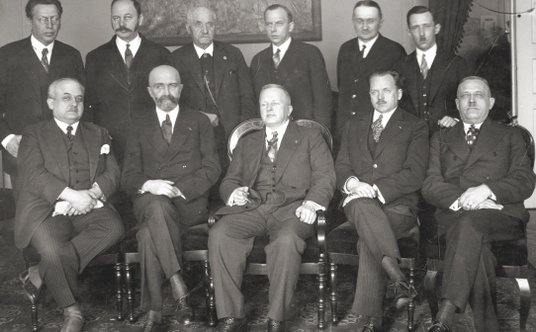 Prezydium BBWR z wizytą u marszałka Senatu Juliana Szymańskiego w 1929 r.; od lewej siedzą: Hipolit 
