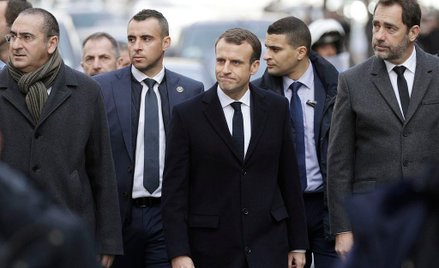 Sondaż: Macron wciąż traci popularność
