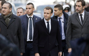 Sondaż: Macron wciąż traci popularność