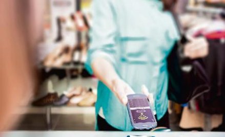 Dwie trzecie klientów banków korzysta z produktów lub usług oferowanych przez firmy fintech – wynika