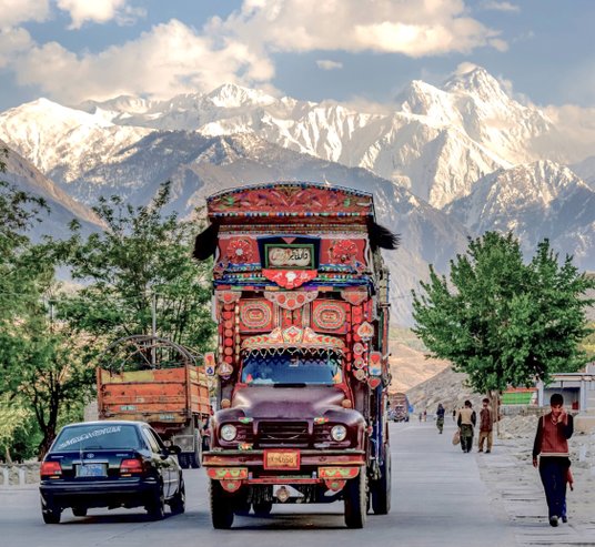 Autor przemierzał Korytarz Wachański w Afganistanie. Jego prekursor jechał tędy w karawanie wielbłąd