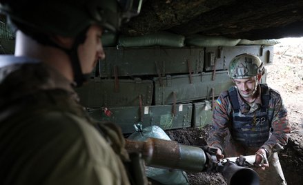 Ukraińscy żołnierze z granatnikiem SPG-9 kalibru 73 mm na froncie w pobliżu miasta Siewiersk (obwód 