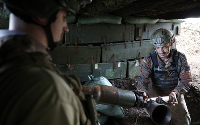 Ukraińscy żołnierze z granatnikiem SPG-9 kalibru 73 mm na froncie w pobliżu miasta Siewiersk (obwód 