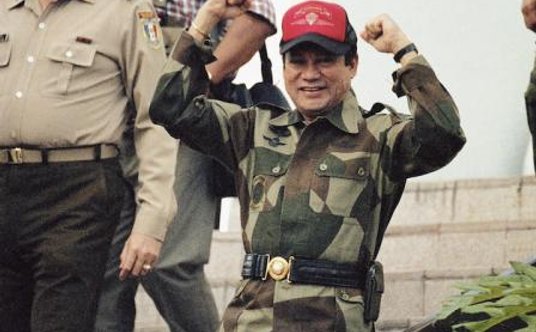 Noriega od początku prowadził grę na dwa fronty. Z jednej strony pomagał USA, a z drugiej wspierał k