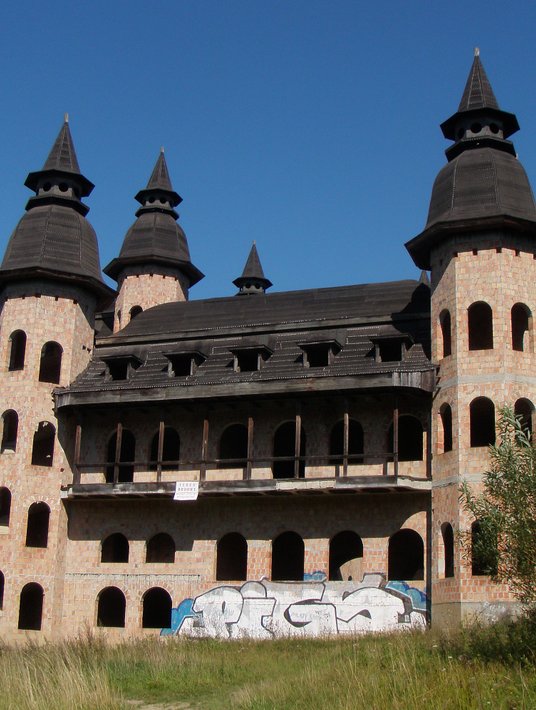 Jedno ze skrzydeł zamku.