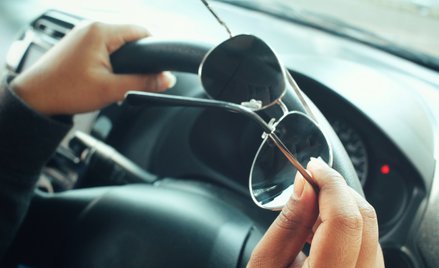 UOKiK wziął pod lupę okulary. Kierowcy mogą mieć problem z czerwonym światłem