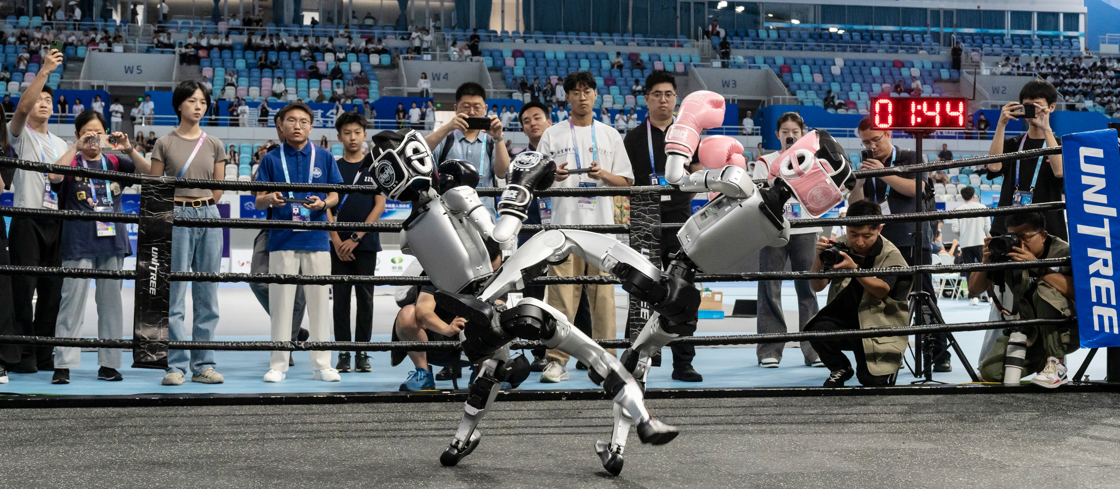 Robot z nożem i obrażający chrześcijan? Naukowcy biją na alarm