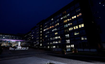 Pomnik papieża Jana Pawła II przed kliniką Gemelli, w której leczenie przechodzi papież Franciszek