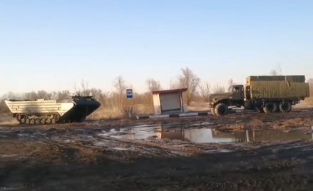 Białoruś w pobliżu granicy z Ukrainą buduje most pontonowy przez Prypeć