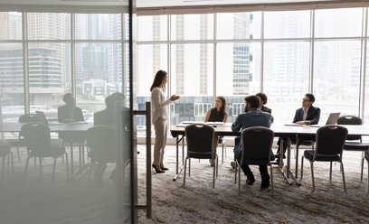 Młodzi vs starsi w pracy. Stereotypy wciąż rządzą firmami