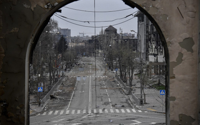 Rosjanie zrzucają bomby penetrujące na obrońców w Mariupolu