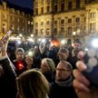 Demonstranci trzymają smartfony z włączonymi latarkami podczas wiecu zorganizowanego w odpowiedzi na