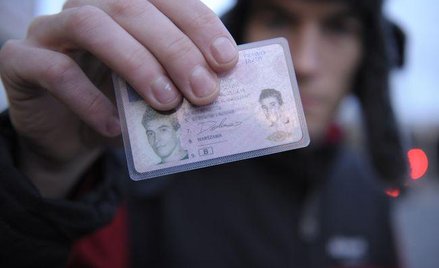 0,5 ?złotego to stawka opłaty ewidencyjnej pobieranej za wydanie prawa jazdy. Za blankiet trzeba zap