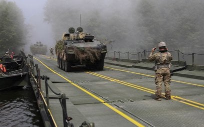 Amerykański żołnierz z 341. Kompanii Inżynieryjnej, jednostki Rezerwy Armii USA z Fort Chaffee w sta