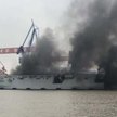 Słupy dymu będące wynikiem pożaru na chińskim prototypowym wielozadaniowym okrętem desantowym typu 0