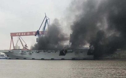 Słupy dymu będące wynikiem pożaru na chińskim prototypowym wielozadaniowym okrętem desantowym typu 0