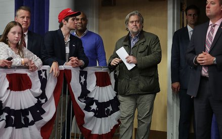 Stephen Bannon (w środku), główny doradca, jest idolem „alternatywnej prawicy”