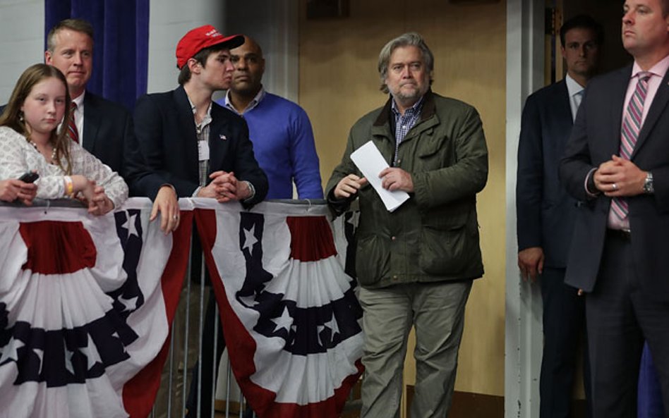 Stephen Bannon (w środku), główny doradca, jest idolem „alternatywnej prawicy”