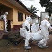 Liberia: pielęgniarze wynoszą z domu ciało ofiary wirusa Ebola.