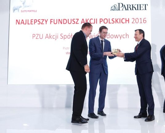 Piotr Bień i Roch Pietroń odbierają nagrodę