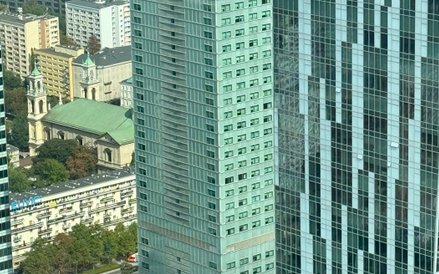 Zza hotelu Intercontinental wyłania się kościół przy Placu Grzybowskim