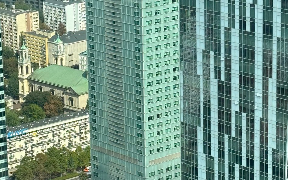 Zza hotelu Intercontinental wyłania się kościół przy Placu Grzybowskim