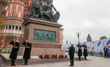 Władimir Putin podczas Dnia Jedności Narodowej w 2023 r. przed pomnikiem upamiętniającym przywódców 