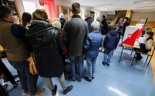 Wybory parlamentarne 2023. Kolejka wyborców oczekujących na oddanie głosu w lokalu wyborczym w Zespo