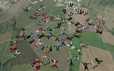 Polacy skaczą po rekord. 100 osób na niebie