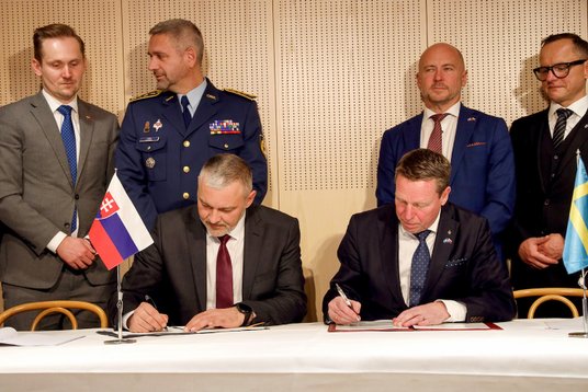 Bojowy wóz piechoty CV90 MkIV podczas testów na Słowacji.