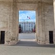 Budynek rządu Mołdowy w Kiszyniowie widziany ze środka Łuku Tryumfalnego, październik 2025 r.