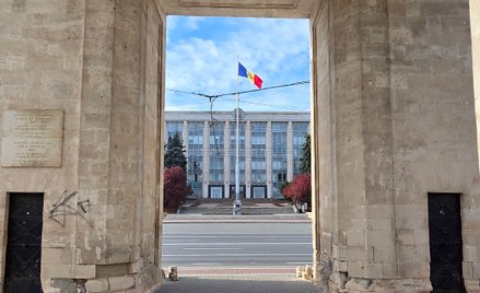 Budynek rządu Mołdowy w Kiszyniowie widziany ze środka Łuku Tryumfalnego, październik 2025 r.