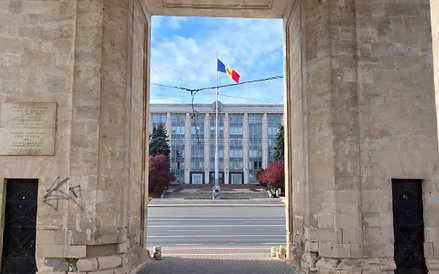 Budynek rządu Mołdowy w Kiszyniowie widziany ze środka Łuku Tryumfalnego, październik 2025 r.