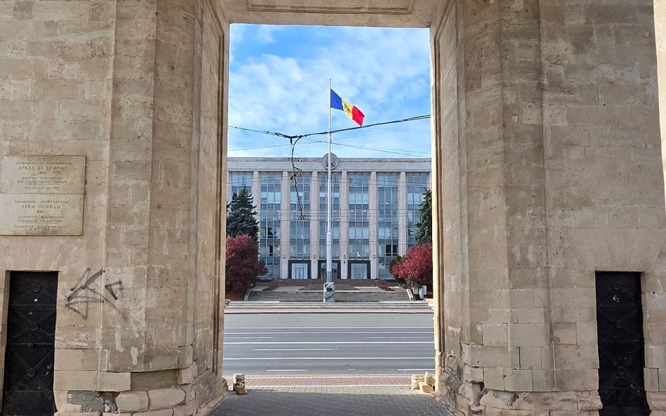 Budynek rządu Mołdowy w Kiszyniowie widziany ze środka Łuku Tryumfalnego, październik 2025 r.