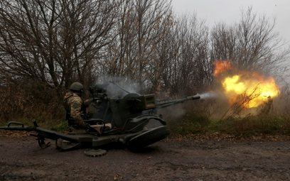 Ukraiński artylerzysta w rejonie linii frontu w obwodzie charkowskim