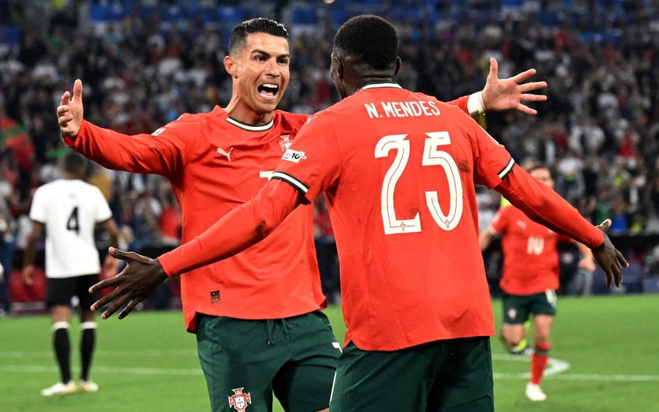 Cristiano Ronaldo cieszy się z gola na 2:1