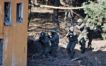 Żołnierze zdobywają budynek