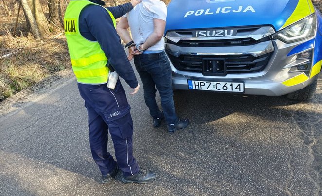 Po sprawdzeniu w systemach okazało się, że 28-latek posiada aktualny sądowy zakaz prowadzenia wszelk
