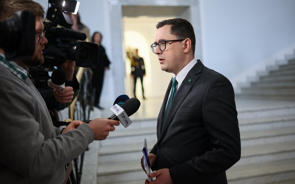 Minister energii Miłosz Motyka podczas wypowiedzi dla mediów w Sejmie. Posłowie zajmują się w drugim