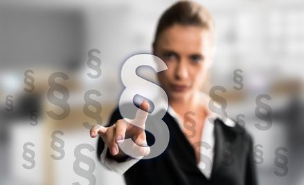 Doradca nie musi donosić, bo luki zamyka klauzula