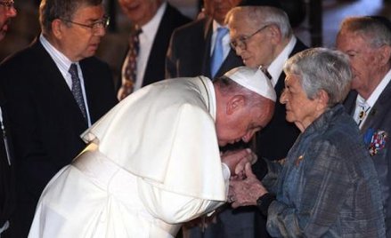 Franciszek całuje w Yad Vashem rękę ocalonej z Zagłady Soni Tunik-Geron. Urodziła się w polskich Sto