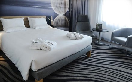 Pokoje urządzono z prostotą i elegancją. W każdym executive goście zastaną nowoczesny szezlong (na z