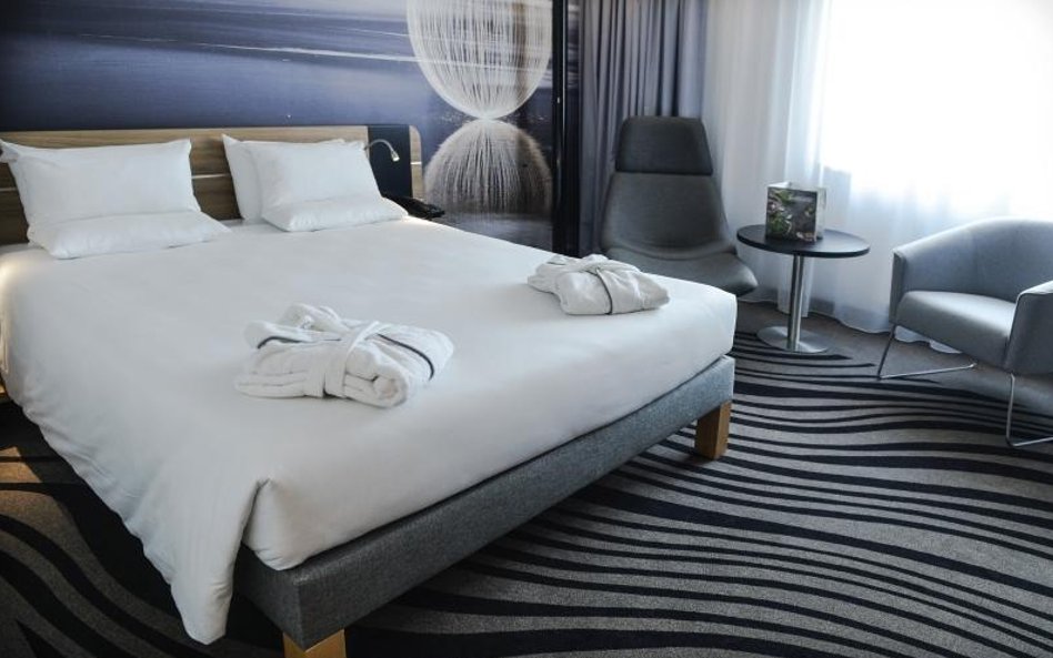 Pokoje urządzono z prostotą i elegancją. W każdym executive goście zastaną nowoczesny szezlong (na z