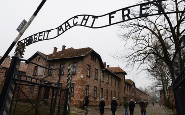 Muzeum Auschwitz: Nie pozujcie na torach kolejowych