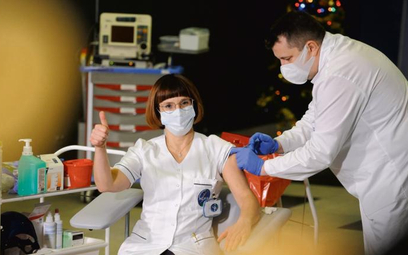 Pierwszą zaszczepioną osobą w Polsce jest Alicja Jakubowska, naczelna pielęgniarka szpitala MSWiA w 
