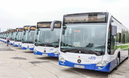 Sanepid w Krakowie poszukuje pasażerów dwóch linii autobusowych, bo jedna z podróżujących nimi osób 