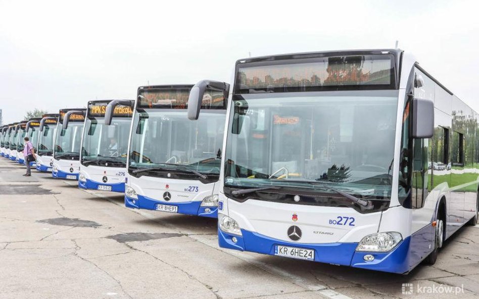 Sanepid w Krakowie poszukuje pasażerów dwóch linii autobusowych, bo jedna z podróżujących nimi osób 